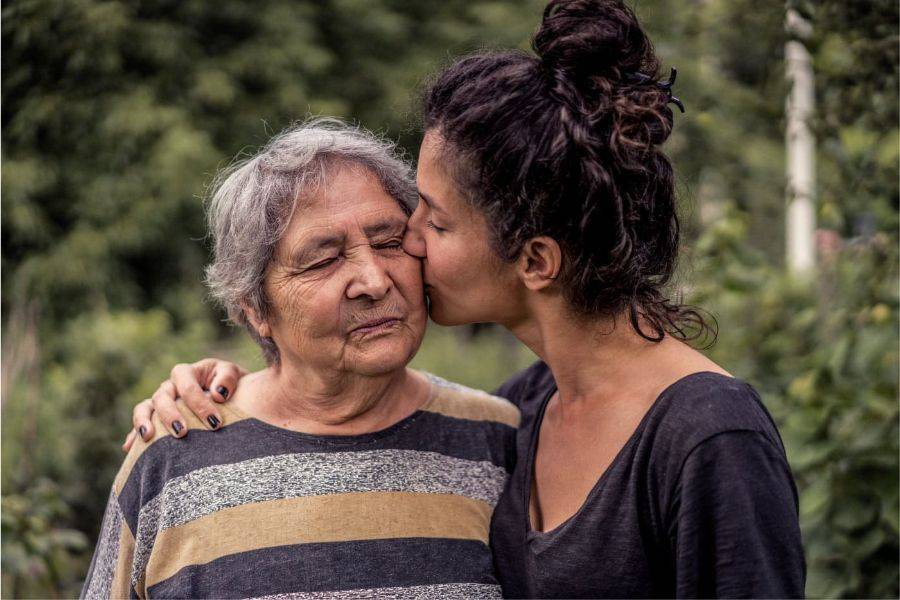 Daughter caring for San Antonio senior mom | Home to Home for Seniors San Antonio Senior Living and Assisted Living Advisor and Retirement Community Advisor and Locator Service